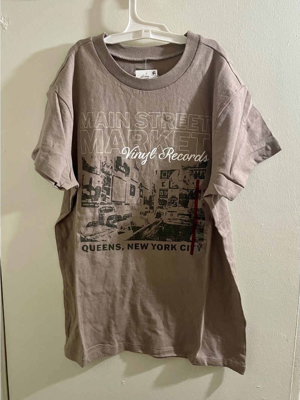 NWT Doe Queens New York Main Street Market Vinyl Records Graphic Tee Brown XS